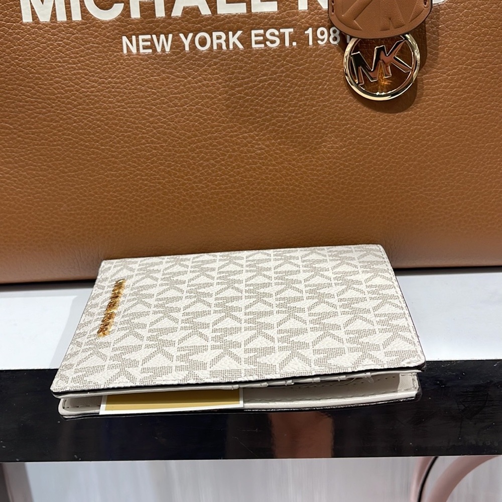 Michael Kors Jet Set Travel Passport Wallet
Lt Cream Signature/Golden Hardware - Picture 4 of 16